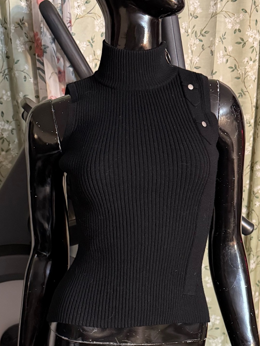 Ribbed Mock-Neck Sleeveless Tank Top in Black